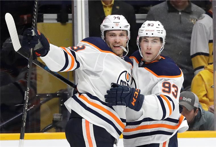 Auszeichnung für Leon Draisaitl: Wertvollster Spieler der NHL-Vorrunde Zwei Eishockeyspieler jubeln.