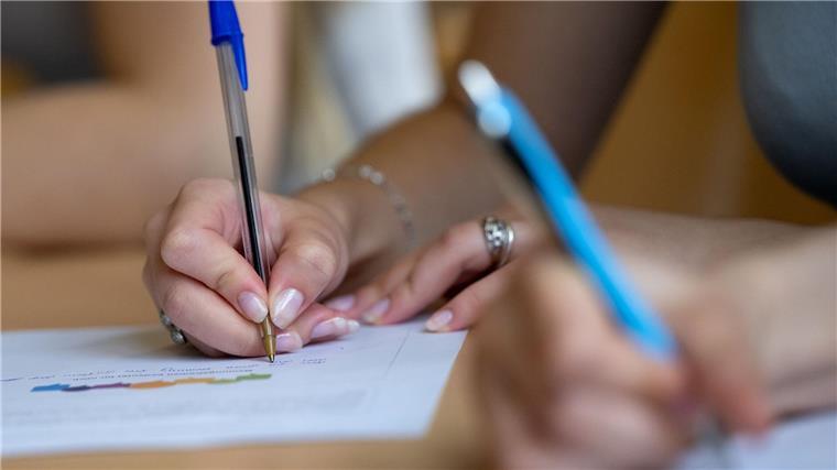 Gymnasien sollen Schüler auf alle Abschlüsse vorbereiten Eduard Hillgert, Vize des Landesschülerrats Niedersachsen: „Gymnasien müssen die Mittlere Reife genauso ernst nehmen wie das Abitur.“ (Symbolbild)