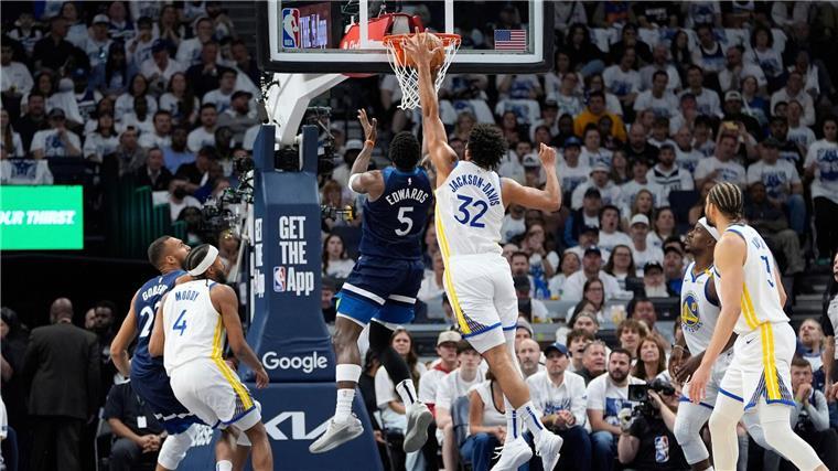 Warriors verlieren ohne Curry deutlich in Minneapolis Edwards verletzte sich zwar ebenfalls, konnte im Gegensatz zu Curry aber aufs Spielfeld zurückkehren.