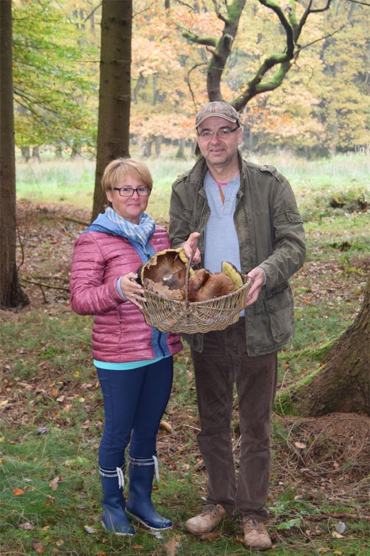 Leckere Pilze: Die Saison ist noch nicht vorbei Edyta und Hermann Scholz haben einen ganz Korb voll mit Steinpilzen gesammelt.