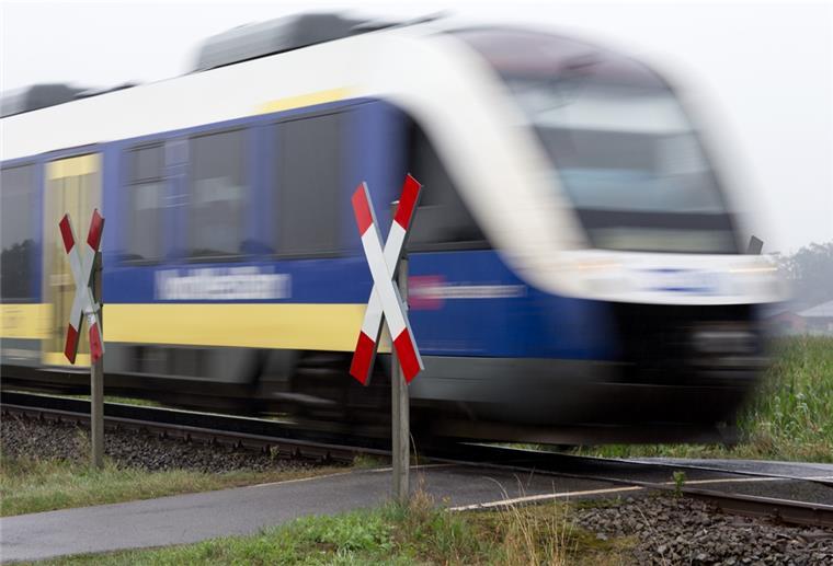 Wurster Nordseeküste: Bahnlärm und kein Ende in Sicht Egal, ob Personen- oder Güterzug: Bevor Lokführer unbeschrankte Bahnübergänge passieren, müssen sie aus Sicherheitsgründen ein lautes Pfeifgeräusch auslösen.