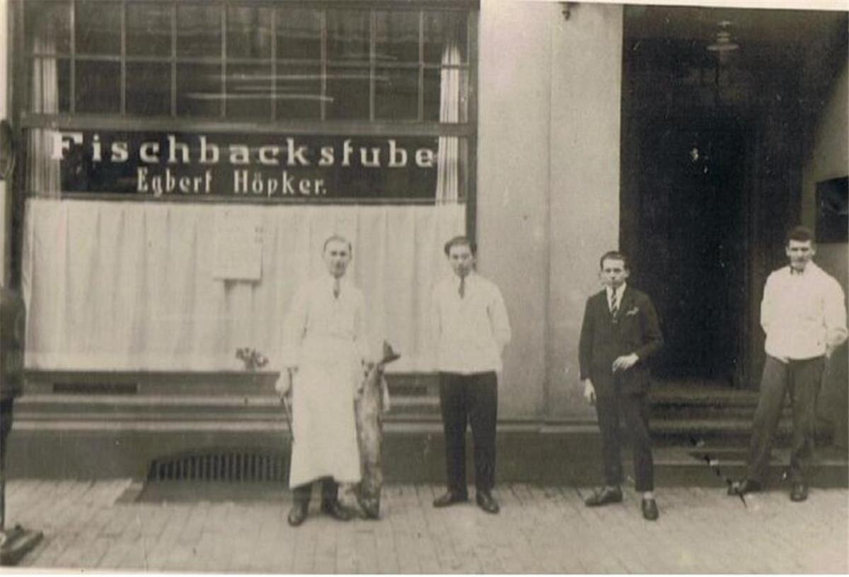 Egbert Höpker vor der Fischbratstube