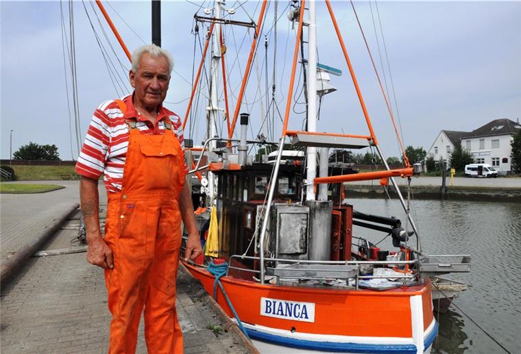 Egon Büsing, einer der letzten Fischer auf der Unterweser, sorgt sich un seinen Kutter "Bianca". Rund um die "Bianca" ist in den letzten Tagen mehrfach gezündelt worden.