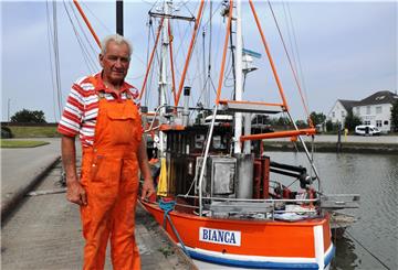 Egon Büsing, einer der letzten Fischer auf der Unterweser, sorgt sich un seinen Kutter "Bianca". Rund um die "Bianca" ist in den letzten Tagen mehrfach gezündelt worden.