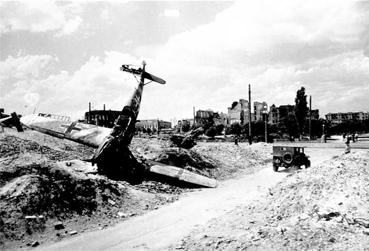 Keine Schokolade aus Feindeshand Die zerstörte Stadtmitte von Stalingrad nach der Kapitulation (undatiertes Archivfoto). 70 Jahre nach der erbarmungslosen Kesselschlacht von Stalingrad soll aus dem Gedenken an das blutigste Gefecht des Zweiten Weltkriegs ein Versöhnungsfest werden. Foto: dpa (zu dpa "Die Schlacht von Stalingrad" vom 07.05.2015)
