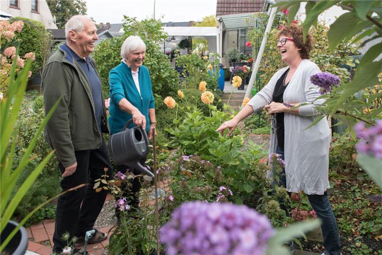 Surheider Siedlung gewinnt Landeswettbewerb Egon und Giesela Uklan beim "Schnack über'n Gartenzaun" mit Nachbarin Andrea Nebbe.