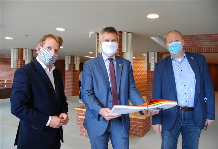 Corona: Landkreis muss Einbußen hinnehmen Ehe sie im Kreishaus die finanziellen Auswirkungen der Corona-Pandemie diskutierten, warfen sie noch einen Blick in den aktuellen Haushalt (von links): Christdemokrat Timo Röhler, CDU-Fraktionschef Frank Berghorn und Finanzausschuss-Vorsitzender Gunnar Wegener (SPD).