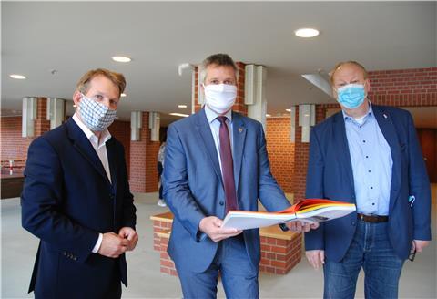Ehe sie im Kreishaus die finanziellen Auswirkungen der Corona-Pandemie diskutierten, warfen sie noch einen Blick in den aktuellen Haushalt (von links): Christdemokrat Timo Röhler, CDU-Fraktionschef Frank Berghorn und Finanzausschuss-Vorsitzender Gunnar Wegener (SPD).