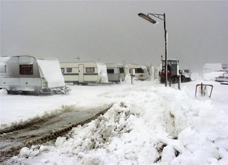 Keine Exoten: Wintercamping an der Wurster Küste Eher die Ausnahme beim Wintercamping an der Wurster Küste: Im März 2001 waren bei einem plötzlichen Schneesturm etliche Wohnwagen auf dem Campingplatz im Vordeichgelände in Dorum-Neufeld eingeschneit.