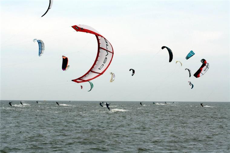 Wurster Nordseeküste: Kitesurfer klagen gegen Nationalparkverwaltung ehr Kitesurfer, weniger Platz – hier Cuxhaven-Sahlenburg – erhöht die Unfallgefahr für Kitesurfer, argumentieren die Betroffenen. Die Nationalparkverwaltung hält mit Umweltverträglichkeitsaspekten dagegen.