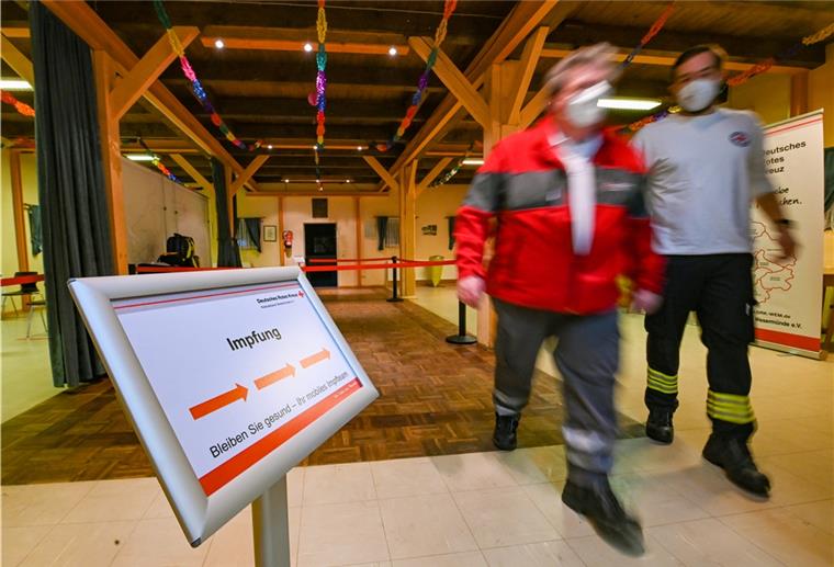 Ehrenamtliche Helfer des DRK richteten das mobile Impfzentrum im Wittstedter Dorfgemeinschaftshaus ein.