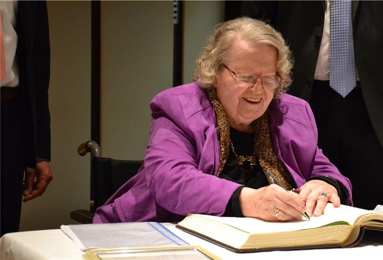 Charlotte Naerger: Die Ehrenbürgerin Zevens Charlotte Naerger trägt sich ins goldene Buch der Stadt Zeven ein