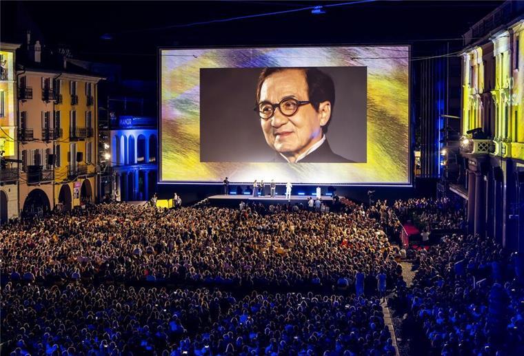Ehrenpreise werden an Stars wie Schauspieler Jackie Chan („Rush Hour“) vergeben - vor einer der abendlichen Freiluft-Galas mit Filmen außerhalb aller Wettbewerbe auf der malerischen Piazza Grande von Locarno.
