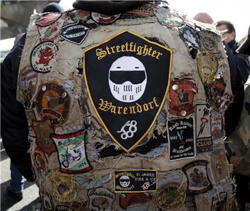 Ehrensache: Kutte überstreifen und ab zum Fischereihafenrennen.