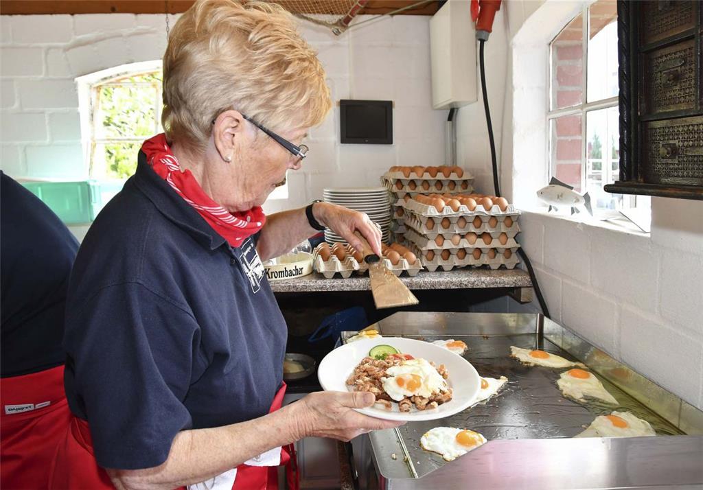 Eierbraten im Minutentakt: Marlies Holst sorgte dafür, dass die appetitlichen Sp...
