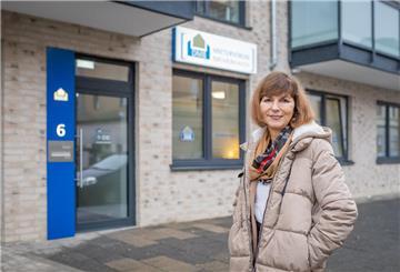 Seit 28 Jahren leitet die Juristin Sybille Kassebaum-Liermann den Mieterverein Bremerhaven. Der ist im 100. Jahr seines Bestehens umgezogen: Genau auf die gegenüberliegende Straßenseite, in die Fritz-Reuter-Straße 6. Foto: Hartmann