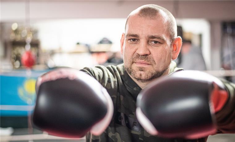 Buchmüller liegt mit nächstem Gegner schon vor dem Kampf im Clinch Eigentlich hätte Eugen Buchmüller am Samstag wieder in den Ring steigen sollen. Doch sein Gegner Daniel Bulabula hat den Kampf abgeblasen.