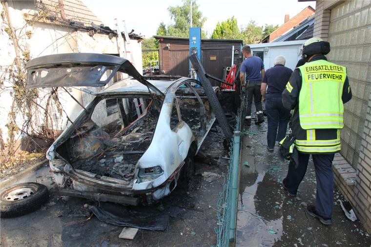 Feuer in Cuxhaven: Auto brennt völlig aus Eigentlich sollte das Auto in Cuxhaven repariert werden. Am Ende brannte es ab.