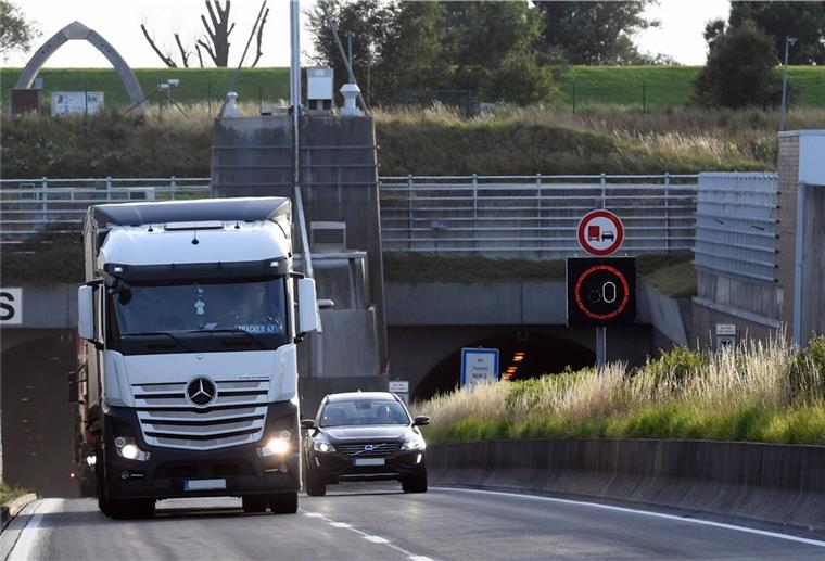 Wesertunnel: Umbau für Anschluss an die A20 Eigentlich sollte der Wesertunnel schon in diesem Winter fit für die Küstenautobahn gemacht werden. Jetzt wollen Verkehrsplaner die beiden Röhren frühestens in drei Jahren umgerüstet lassen.