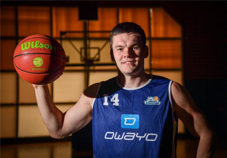 Eisbären-Forward Will Vorhees schaut sich "Moves" von Ex-NBA-Star ab Eigentlich trägt Will Vorhees bei den Eisbären die Nummer 41, beim Foto-Termin hatte er aber das Trikot nicht zur Hand. Deshalb schlüpfte er kurzerhand in sein Trainingsjersey mit der 14.