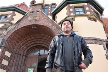 Eigentümer Marco Backhaus schätzt, dass das Weserschlösschen in Blexen im Juli eröffnen kann.