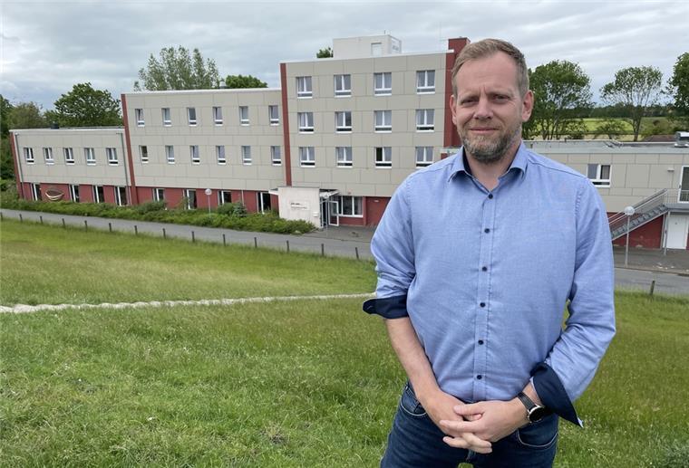 Im Haus am Deich ist jetzt ein Butjadinger der Chef Eike Hessenius der neue Leiter des Familienferienzentrums in Tossens. Zuletzt hatte er bei der Gemeinnützigen Gesellschaft für Paritätische Sozialarbeit in Wilhelmshaven gearbeitet.