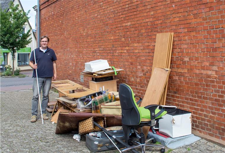 Ein Müllberg, der nicht verschwindet Eike Kohlmetz-Jebram vor dem Sperrmüll, der seit über einem Monat in seiner Hauseinfahrt in Bad Bederkesa steht. Seit Monaten liegt die Familie mit der für den Landkreis zuständigen Entsorgerfirma Nehlsen im Clinch.