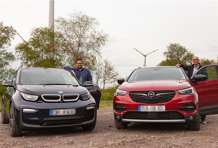 Vorfahrt für E-Autos im Cuxland Eike Schmidt (links) ist überzeugter Fahrer eines BMW i3 mit reinem Elektroantrieb; Dieter Oldenbüttel hat sich für einen Opel Grandland X Hybrid 4 entschieden.
