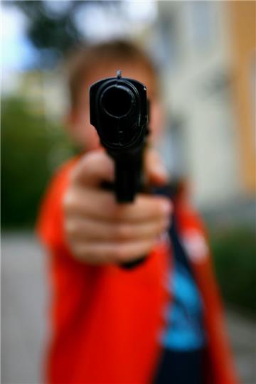 Ein 13-jähriger Junge wurde mit einer täuschend echt aussehenden Waffe von einer Lehrerin erwischt. 