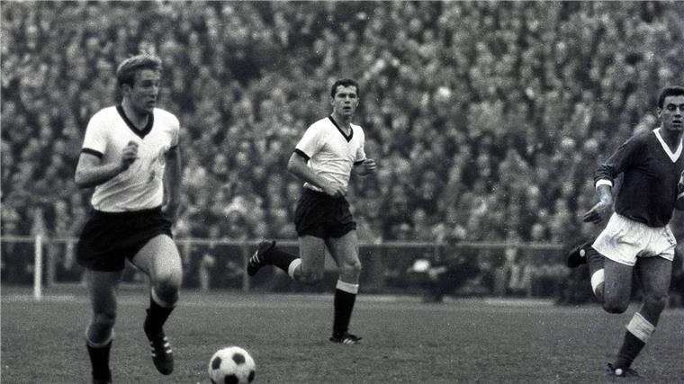 Vor 60 Jahren: Die besten Aufsteiger aller Zeiten Ein 16-Meter-Volleyschuss von Günter Netzer bescherte der Borussia vor 35.000 Zuschauern am überfüllten Bökelberg zwanzig Minuten vor Schluss den Ausgleich zum 1:1 gegen Wormatia Worms - und damit den Aufstieg.