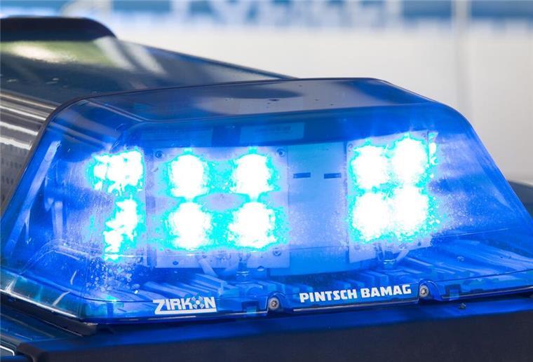 Ein Blaulicht leuchtet auf dem Dach eines Polizeiwagens.