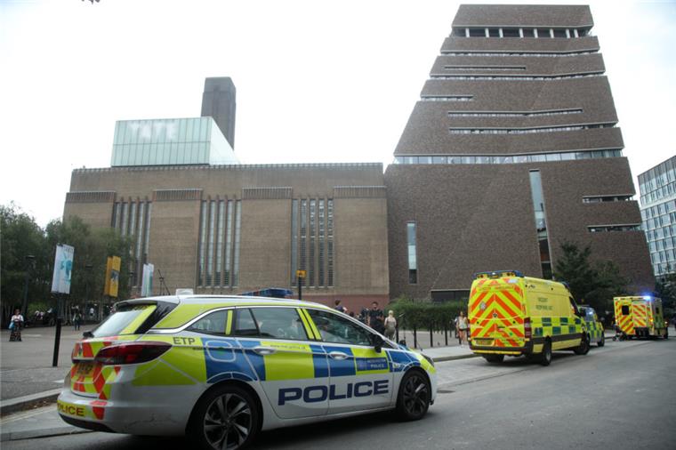 London: Jugendlicher soll Kind aus 10. Stock des Tate Modern geworfen haben Ein 17-Jähriger soll einen sechsjährigen Jungen von einer Aussichtsplattform im zehnten Stock geworfen haben. Der Jugendliche wurde wegen des Verdachts auf versuchten Mord festgenommen, wie Scotland Yard mitteilte.