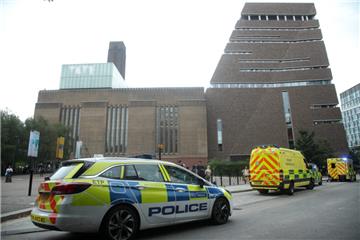 Ein 17-Jähriger soll einen sechsjährigen Jungen von einer Aussichtsplattform im zehnten Stock geworfen haben. Der Jugendliche wurde wegen des Verdachts auf versuchten Mord festgenommen, wie Scotland Yard mitteilte.