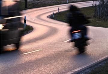 Ein Motorradfahrer fährt auf einer Straße.