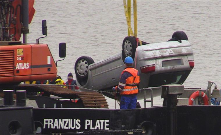 Ein 18-jähriger junger Mann konnte sich aus diesem bei Brake in die Weser gefahrenen Auto befreien, ein Gleichaltriger schaffte das nicht mehr. Er konnte nur tot geborgen werden.