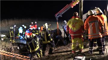 Ein 19-jährige Mann war mit dem Traktor gegen einen Baum geprallt. Das Fahrzeug samt Gülleanhänger landete danach auf dem Dach in einem Wassergraben.  