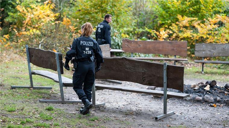 Suche nach vermisstem Studenten: Polizei findet Männerleiche Ein 19-Jähriger ist nach einer Party auf einem Campingplatz an der Ilmenau verschwunden. Die Polizei sucht nach dem Studenten.