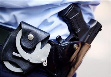 Ein 20-jähriger Mann hat in Bremen am Sonntag einen 37-jährigen Mann im Streit geschlagen. Der 37-Jährige musste ins Krankenhaus, der 20-Jährige wurde festgenommen. 