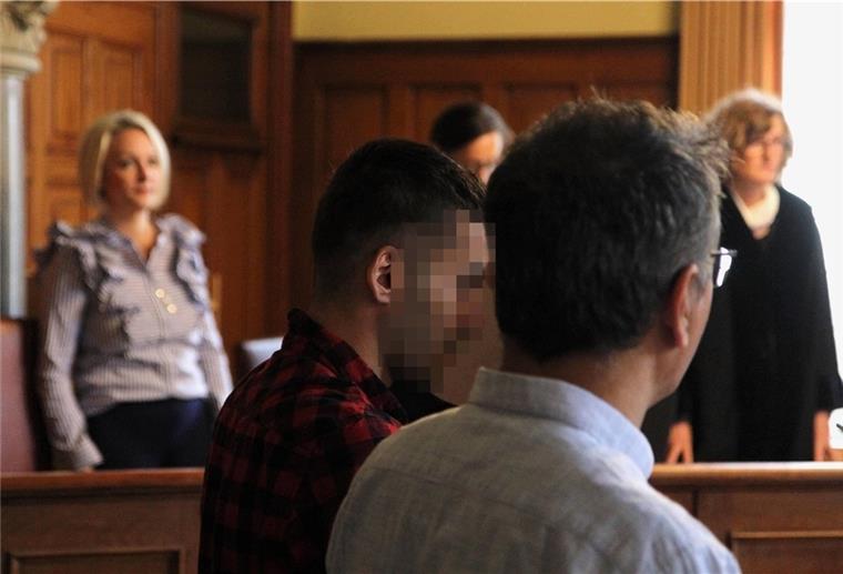 Ein 22-Jähriger (2. v. r.) muss ins Gefängnis, weil er laut Urteil drei Wohnungen angezündet hat.