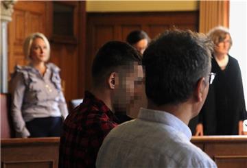 Ein 22-Jähriger (2. v. r.) muss ins Gefängnis, weil er laut Urteil drei Wohnungen angezündet hat.