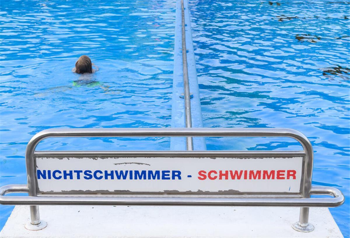 Ein Schild „Nichtschwimmer - Schwimmer“ steht im Freibad
