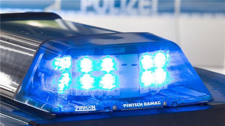 Ein 23-Jähriger kommt mit seinem Auto von einer Straße ab und kracht in die Wand eines Wohnhauses. (Symbolbild) 