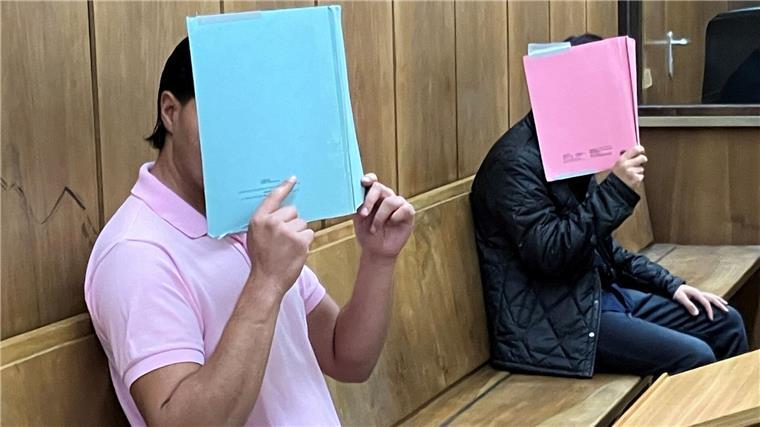 Prozess nach Überfall auf Juwelier: „Er hat mich erschossen“ Ein 23-Jähriger und ein 19-Jähriger sind nach einem Überfall auf ein Juweliergeschäft wegen versuchten Mordes angeklagt.