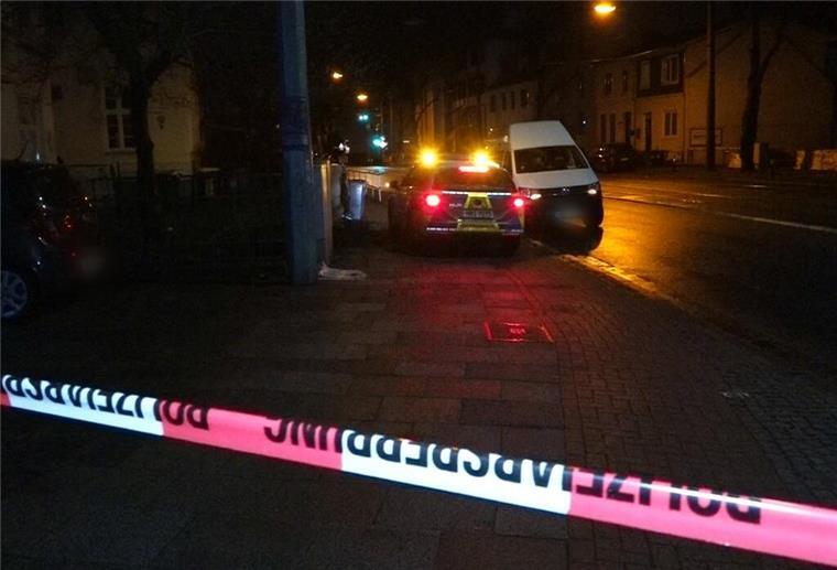 Mann (24) aus Bremen unter Tatverdacht: Hat er seine kleine Schwester getötet? Mit Flatterband der Polizei ist der Tatort weiträumig abgesperrt.