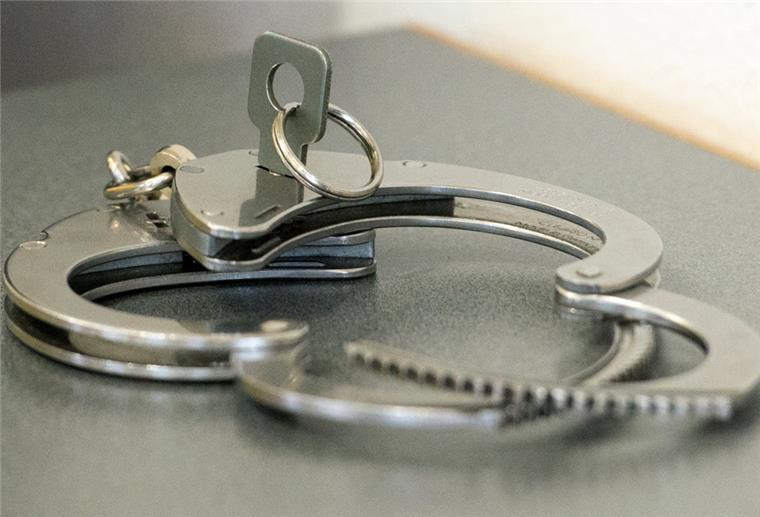 Cloppenburg: Mann tötet Baby - 13 Jahre Haft Handschellen liegen im Landgericht auf einem Tisch.