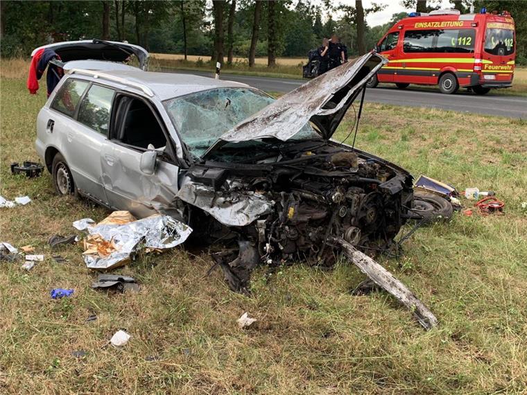 Zwei Schwerverletzte nach Unfall bei Bad Bederkesa Ein 26-jähriger Autofahrer, der unter dem Verdacht steht, alkoholisiert gewesen zu sein, hat am Samstag einen schweren Unfall auf er L119 zwischen Bad Bederkesa und Fickmühlen verursacht. Er stieß mit einer 46-jährigen Autofahrerin zusammen, beide wurden schwer verletzt.