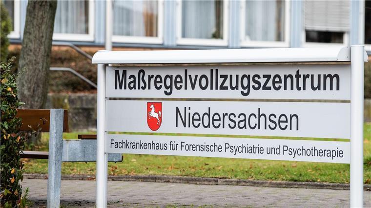 Ein 26-Jähriger flieht aus dem Maßregelvollzug in Moringen - die Polizei sucht weiter nach ihm. (Symboldbild)