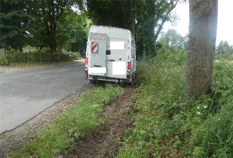 Ein 27-jähriger Bremer ist in Cuxhaven mit seinem Transporter gegen mehrere Bäume geprallt. 