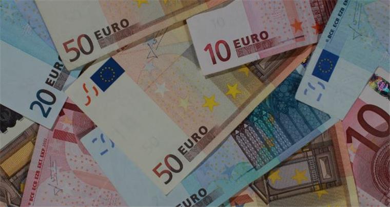 Ehrlicher Finder: Student verliert 1000 Euro in Bremen und bekommt sie zurück Ein 27-jähriger Student aus Kamerun hat in Bremen 1000 Euro verloren. Ein ehrlicher Finder gab das Geld bei der Polizei ab.