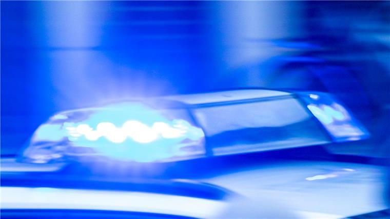Betrunkener Autofahrer überschlägt sich - schwer verletzt Ein 28-jähriger Autofahrer hat sich in der Nacht auf Samstag überschlagen und wurde dabei schwer verletzt. (Symbolbild)